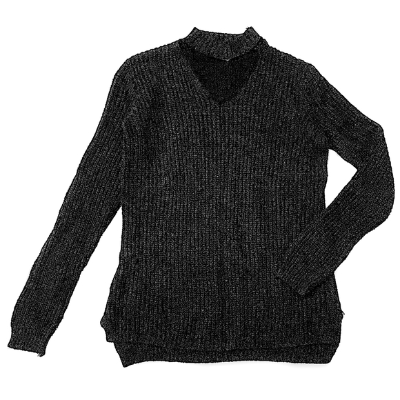 Questions Sweaters - V-neck cutout choker sweater